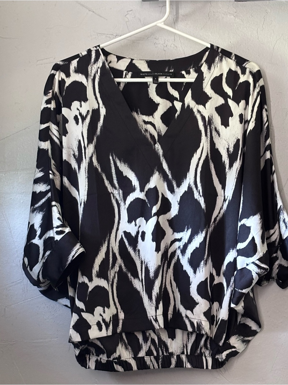 White House Black Market Black & White Abstract V-Neck Dolman Blouse